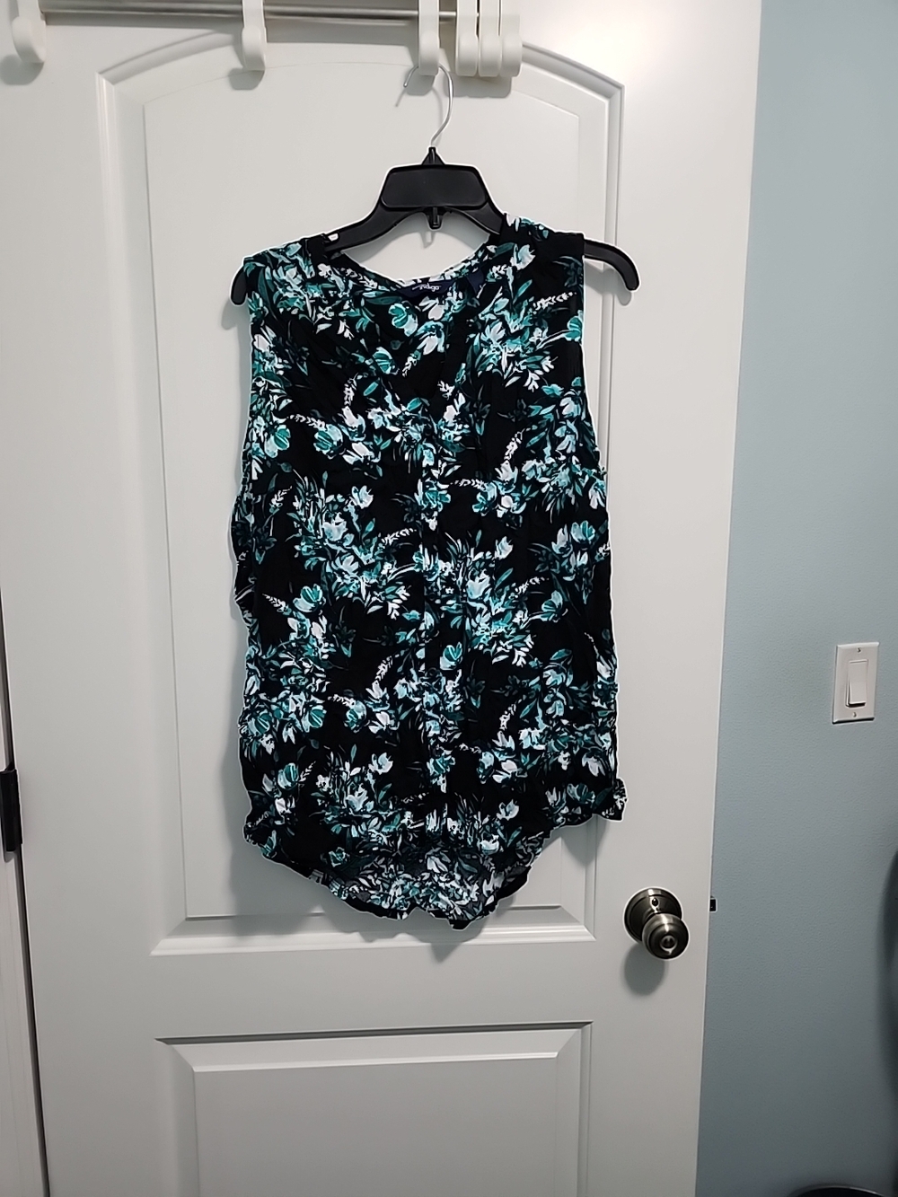 Indigo Sleeveless Floral Shell Top in Black and Teal